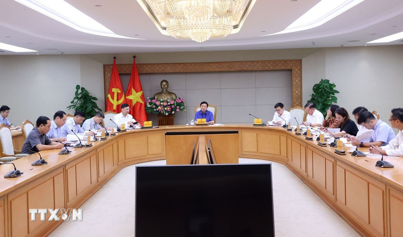 Phó Thủ tướng Trần Hồng Hà chủ trì cuộc họp. (Ảnh: Văn Điệp/TTXVN)