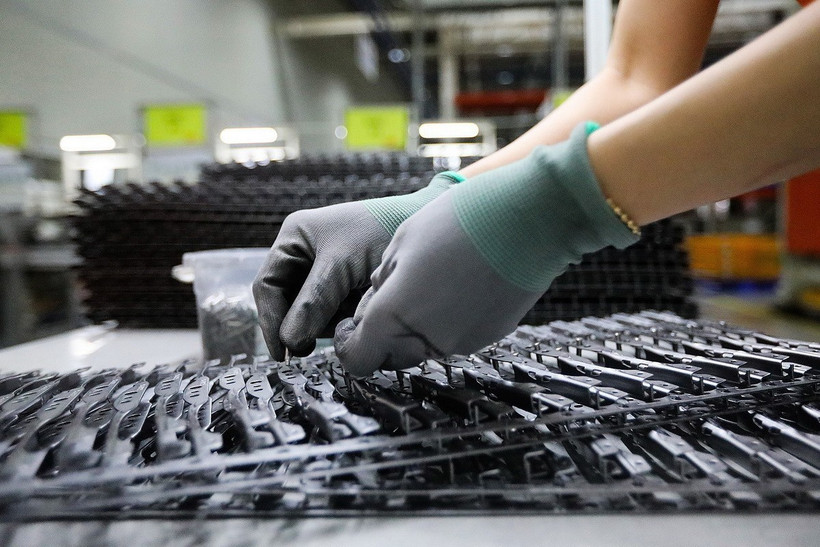 Nhà máy sản xuất Công ty Cap Global trong khu công nghiệp Lương Sơn, là doanh nghiệp 100% vốn đầu tư nước ngoài, chuyên sản xuất cần gạt ôtô cung cấp cho các thị trường xuất khẩu là Hoa Kỳ, châu Âu, Nhật Bản. (Ảnh: Trọng Đạt/TTXVN)