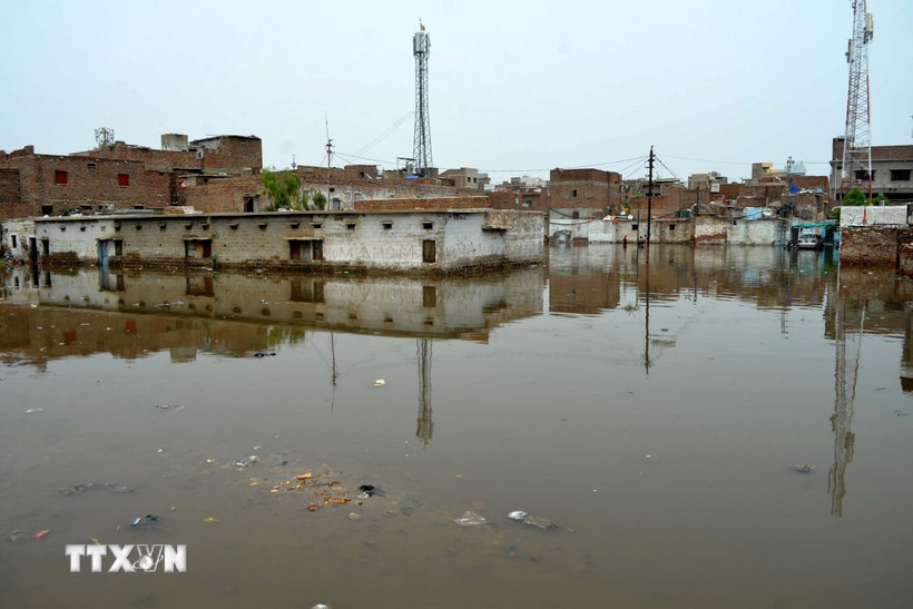 Cảnh ngập lụt sau những trận mưa lớn tại Pakistan. (Ảnh: THX/TTXVN)