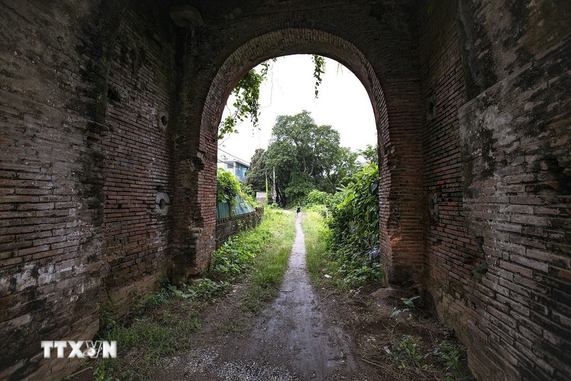 Cổng thành phía Tây khá nguyên vẹn, kiến trúc mái vòm với các lớp khác nhau xây bằng gạch bát. (Ảnh: Trọng Đạt/TTXVN)