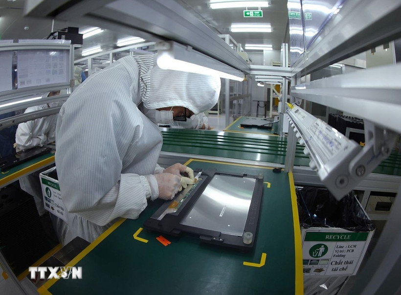 Lắp ráp máy tính xách tay tại nhà máy của Công ty Heesung Electronics Việt Nam, Khu công nghiệp Tràng Duệ, quận An Dương, thành phố Hải Phòng. (Ảnh: Vũ Sinh/ TTXVN)