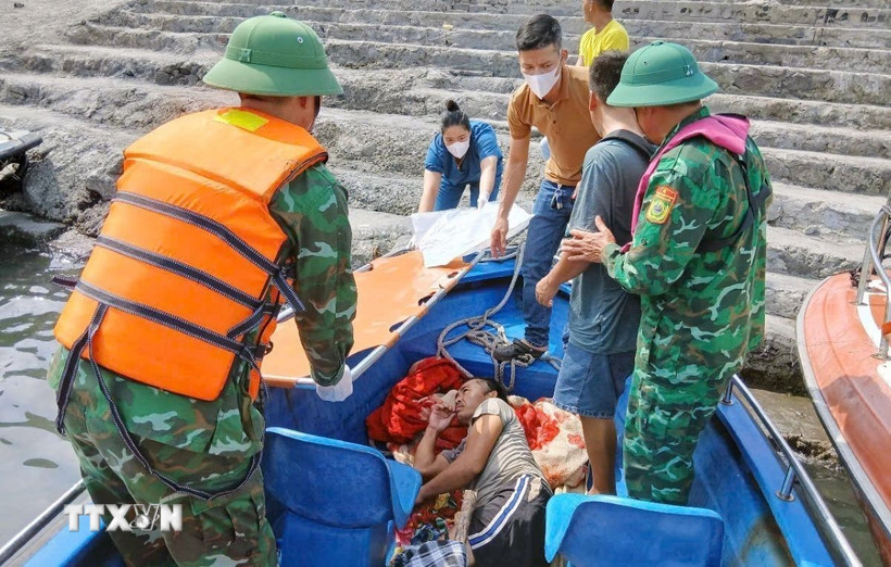 Bộ đội biên phòng Ngọc Vừng tiếp cứu người bị nạn trên biển. (Ảnh: TTXVN phát)