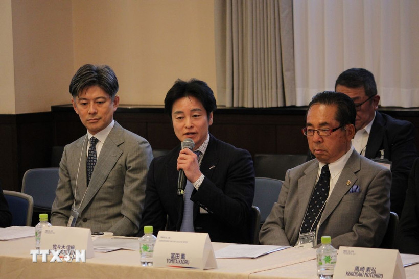 Đại diện một doanh nghiệp nêu câu hỏi tại Tọa đàm. (Ảnh: Phạm Tuân/TTXVN)