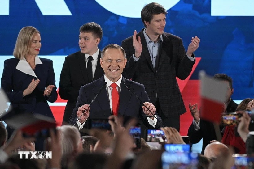 Ông Karol Nawrocki (giữa) phát biểu tại Warsaw (Ba Lan), ngày 1/6/2025. (Ảnh: PAP/TTXVN)