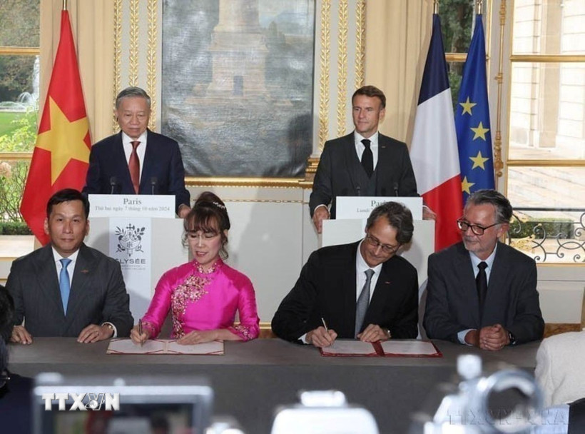 Tổng Bí thư, Chủ tịch nước Tô Lâm và Tổng thống Pháp Emmanuel Macron chứng kiến Chủ tịch Hội đồng quản trị Công ty Cổ phần Hàng không VietjetAir Nguyễn Thị Phương Thảo cùng Tổng Giám đốc Đinh Việt Phương và Tổng giám đốc tập đoàn Safran Oliver Andriès cùng Tổng Giám đốc CFM International Gael Méheust ký kết Hợp đồng cung cấp động cơ và dịch vụ bảo dưỡng động cơ cho 200 máy bay thân hẹp (Pháp, 7/10/2024). (Ảnh: Trí Dũng/TTXVN)