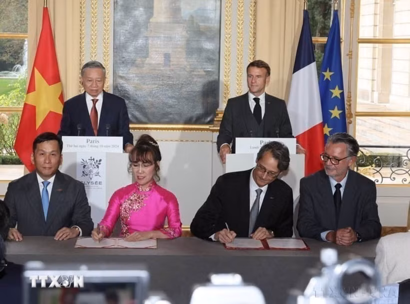 Tổng Bí thư, Chủ tịch nước Tô Lâm và Tổng thống Pháp Emmanuel Macron chứng kiến Chủ tịch Hội đồng quản trị Công ty Cổ phần Hàng không VietjetAir Nguyễn Thị Phương Thảo cùng Tổng Giám đốc Đinh Việt Phương và Tổng giám đốc tập đoàn Safran Oliver Andriès cùng Tổng Giám đốc CFM International Gael Méheust ký kết Hợp đồng cung cấp động cơ và dịch vụ bảo dưỡng động cơ cho 200 máy bay thân hẹp (Pháp, 7/10/2024). (Ảnh: Trí Dũng/TTXVN)