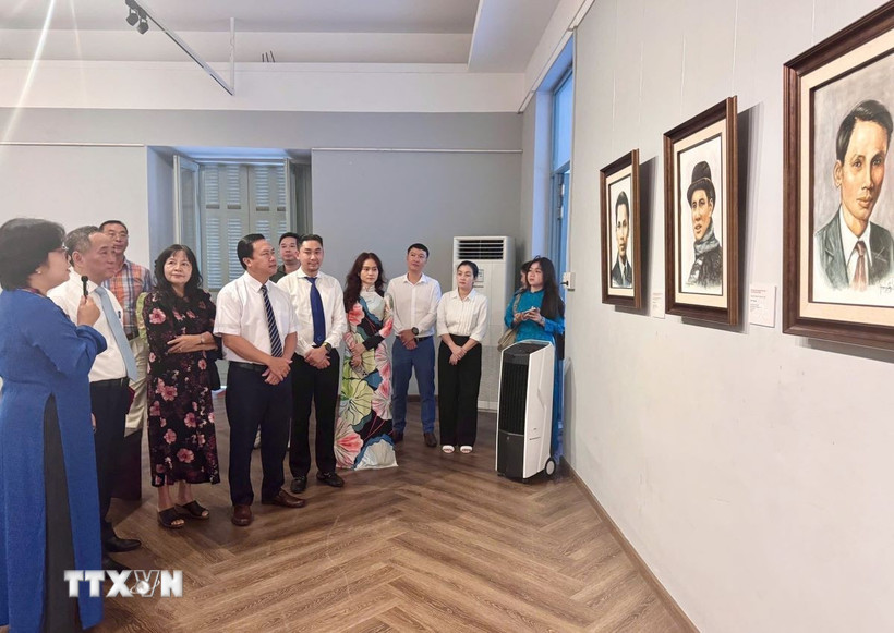 Các đại biểu tham quan triển lãm. (Ảnh: Thu Hương/TTXVN) 