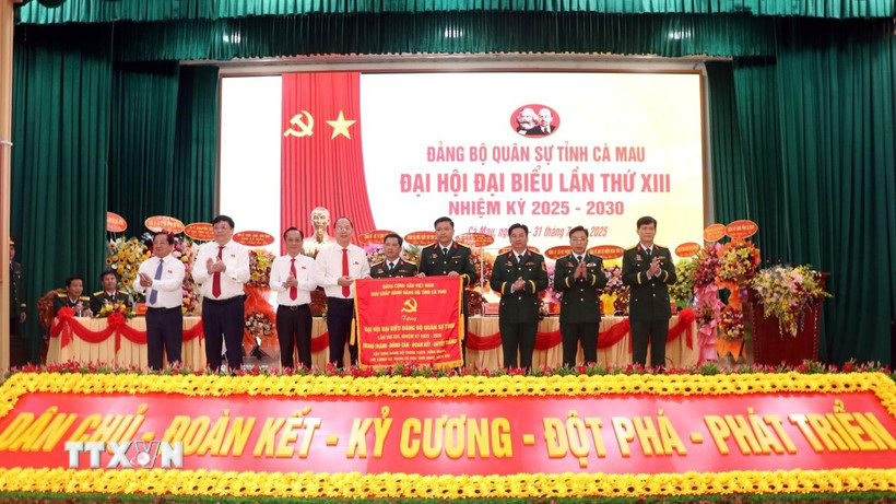 Tỉnh ủy Cà Mau tặng Đại hội bức trướng mang dòng chữ ‘‘Trung thành-Dũng cảm-Đoàn kết-Quyết thắng’’. (Ảnh: Kim Há/TTXVN)