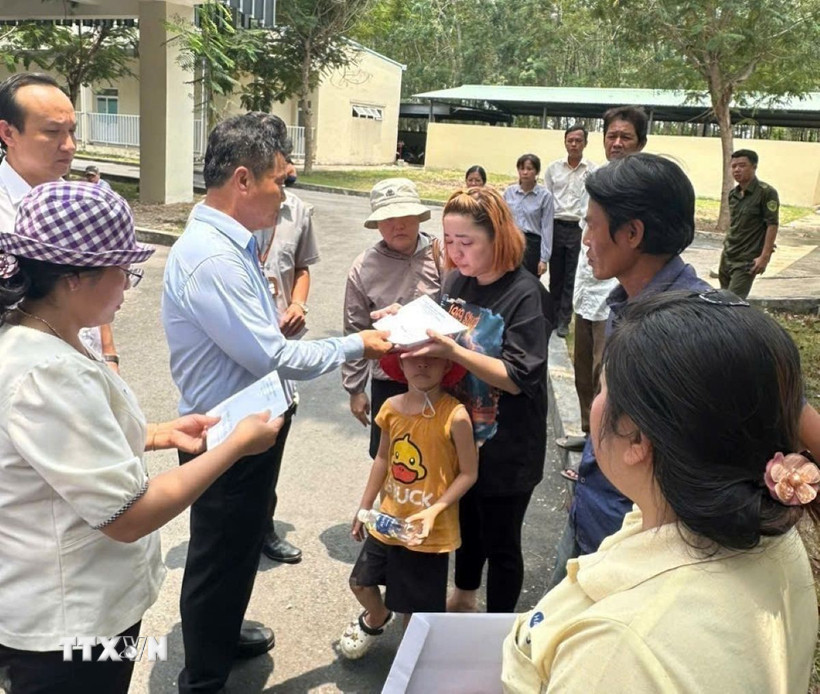 Ông Trương Vân Phong, Phó Trưởng Ban Quản lý các Khu công nghiệp Bình Dương, thăm hỏi, động viên và trao tiền hỗ trợ khẩn cấp cho các gia đình có công nhân bị nạn. (Ảnh: TTXVN phát)