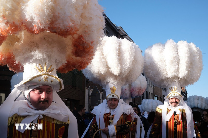 Người dân tham gia Lễ hội hóa trang Carnaval de Binche tại Binche, Bỉ, ngày 4/3/2025. (Ảnh: THX/TTXVN)