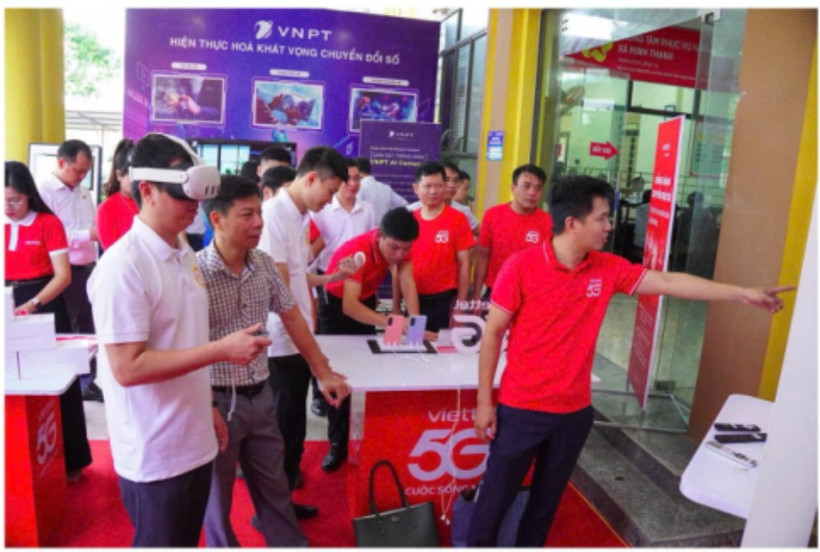 Tại xã Giáp Trung, không khí Ngày hội sôi nổi với mô hình tư vấn, hướng dẫn, hỗ trợ người dân cài đặt ứng dụng, khai thác tiện ích của chuyển đổi số trong đời sống, sản xuất được đông đảo người dân hào hứng tham gia. (Nguồn: Cổng thông tin điện tử tỉnh Tuyên Quang)