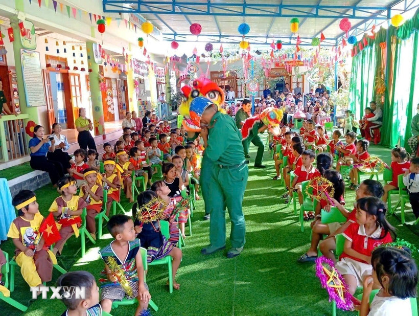 Cán bộ chiến sỹ biên phòng Đà Nẵng vui Trung thu với các cháu học sinh vùng biên giới. (Ảnh: Đoàn Hữu Trung/TTXVN)