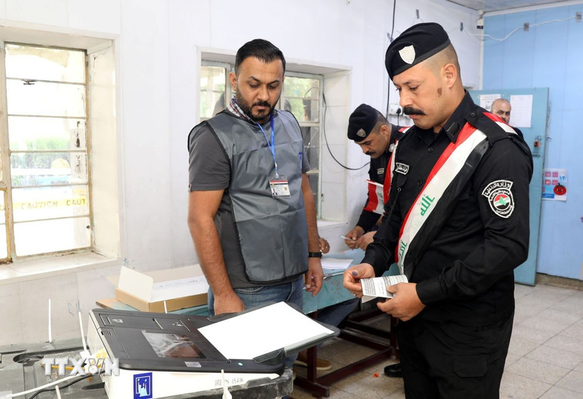 Nhân viên an ninh bỏ phiếu sớm trong cuộc bầu cử Quốc hội tại Baghdad, Iraq ngày 9/11/2025. (Ảnh: THX/TTXVN)