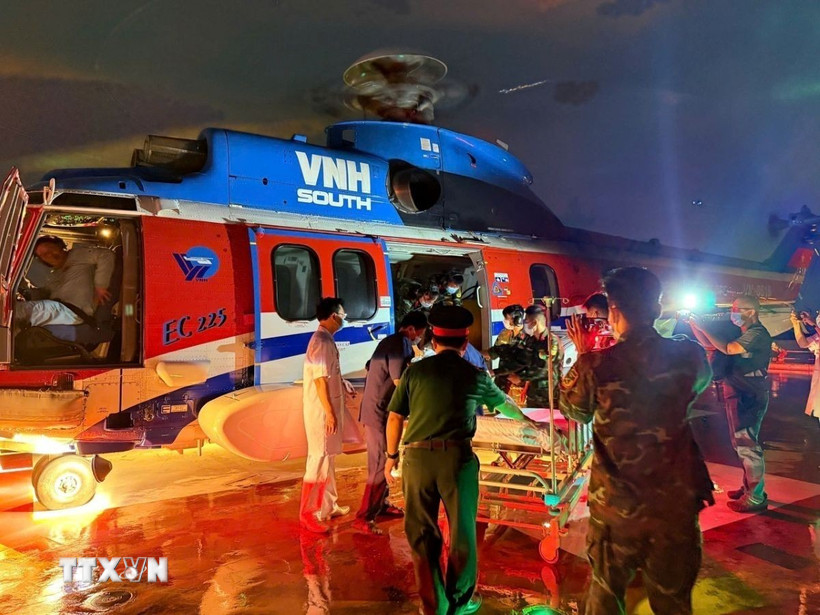 Trực thăng hạ cánh tại Bệnh viện Quân y 175 để lực lượng y tế tiếp nhận, đưa bệnh nhân vào theo dõi và điều trị. (Ảnh: TTXVN phát)