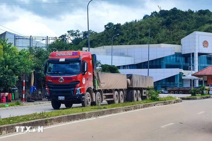 Xe "hai khúc" được thiết kế kỹ thuật phía trước là xe tải có chức năng vận tải hàng hóa riêng kéo theo rơ mooc có thùng riêng để chở hàng hóa. (Ảnh: Văn Tý/TTXVN)