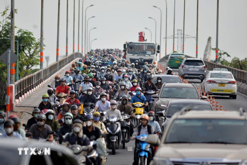 Cầu Bình Triệu 2 được phân luồng, lưu thông 2 chiều dẫn đến các phương tiện dồn tắc. (Ảnh: Tiến Lực/TTXVN)