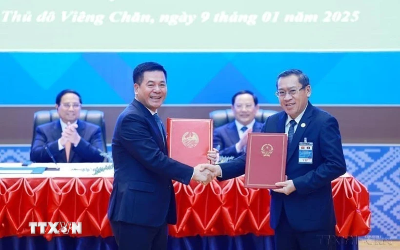 Thủ tướng Phạm Minh Chính và Thủ tướng Lào Sonexay Siphandone chứng kiến Lễ trao Hiệp định giữa hai Chính phủ về mua bán điện than tại Kỳ họp lần thứ 47 Ủy ban liên Chính phủ về hợp tác song phương Việt Nam-Lào (Vientiane, 09/1/2025). (Ảnh: Dương Giang/TTXVN)