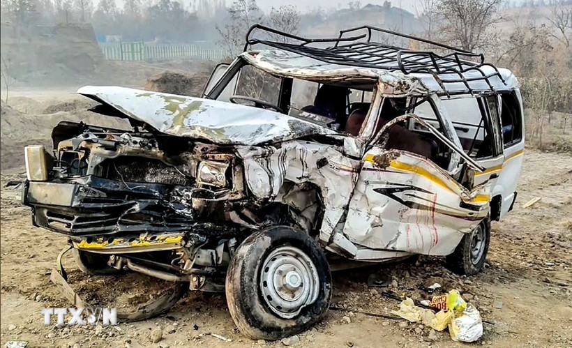 Hiện trường vụ tai nạn ở khu vực Kashmir phần bên phía Ấn Độ kiểm soát ngày 16/11/2025. (Ảnh: ANI/TTXVN)