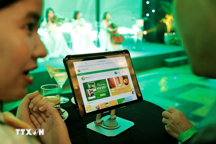 Khu vực trải nghiệm sàn thương mại điện tử nongsan.buudien.vn. (Ảnh: Minh Quyết/TTXVN)