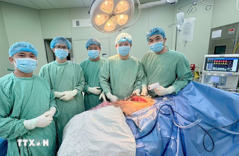 Ca phẫu thuật được thực hiện thành công trong gần 4 giờ đồng hồ giúp khôi phục cấu trúc và chức năng chi thể. (Ảnh: TTXVN phát)