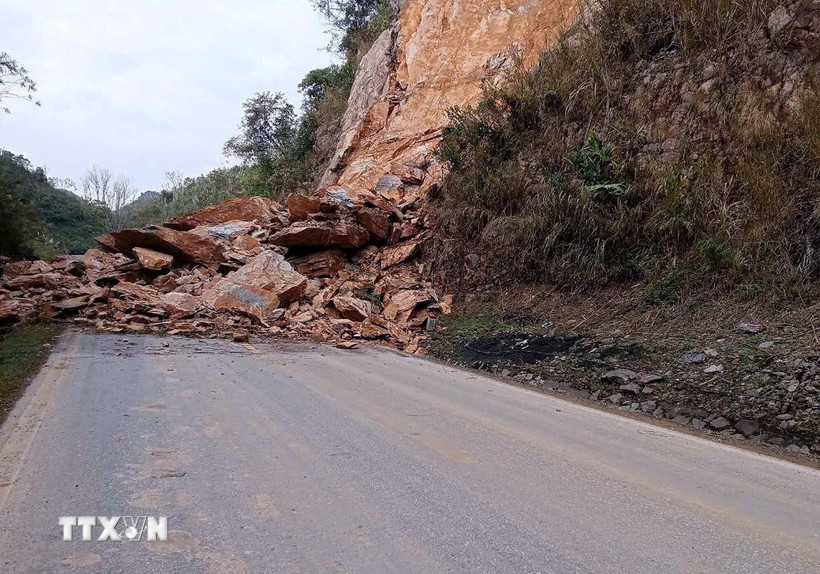 Khối lượng đất đá rất lớn vùi lấp, gây ách tắc tuyến đường tại Km124+300, đèo Thung Khe (Quốc lộ 6). (Ảnh: TTXVN phát)