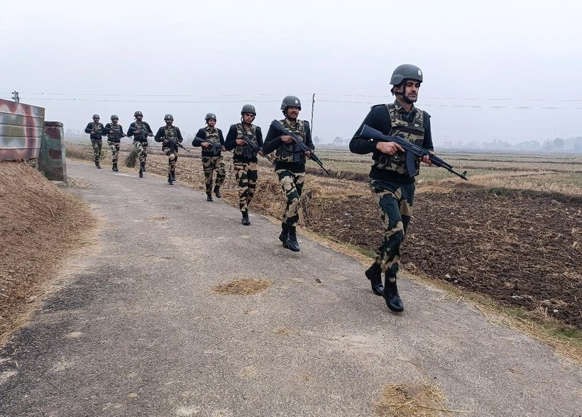 Lực lượng an ninh biên giới Ấn Độ tuần tra dọc đường Ranh giới kiểm soát phân chia khu vực Kashmir giữa Ấn Độ và Pakistan. (Ảnh: ANI/TTXVN)