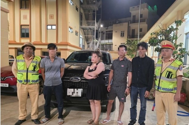 Lực lượng chức năng triệu tập các đối tượng liên quan đến vụ việc anh Nguyễn Hoàng Liên Sơn bị hành hung sau va chạm giao thông. (Ảnh: Công an cung cấp) 