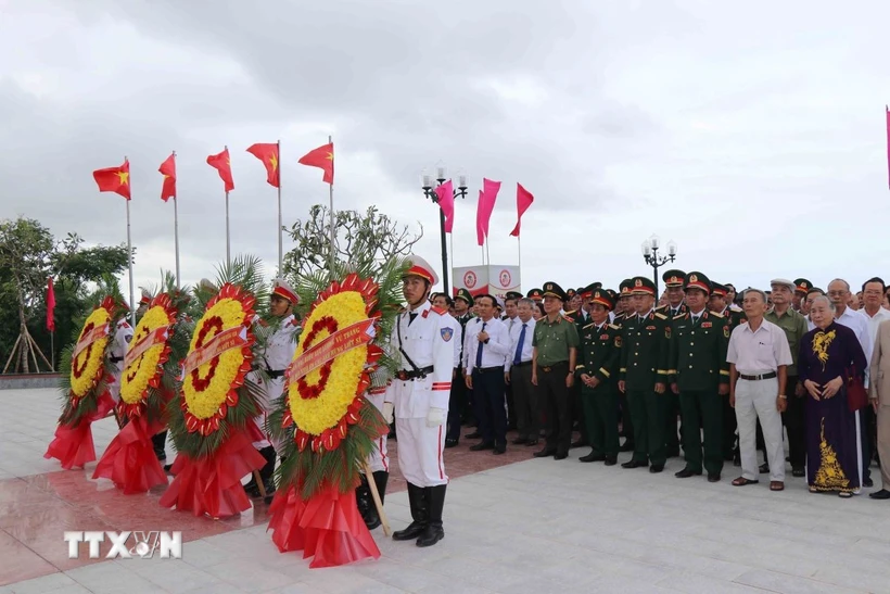 Các đại biểu đặt hoa, dâng hương tại Tượng đài chiến thắng Núi Thành. (Ảnh: Đoàn Hữu Trung/TTXVN)