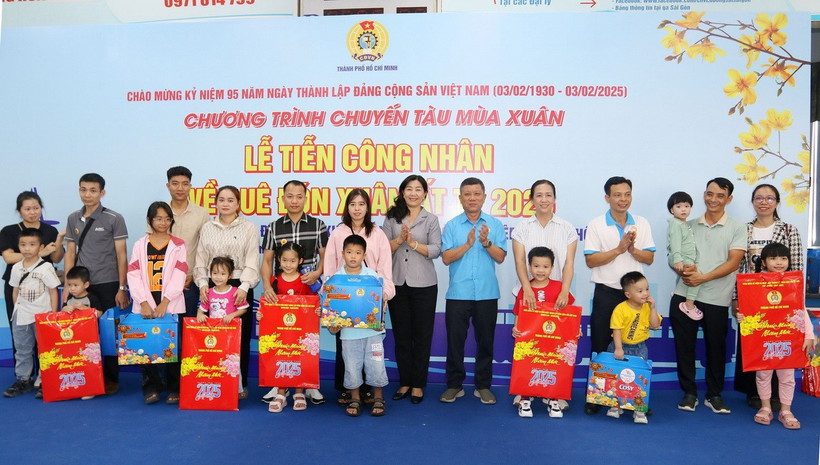 Tại Ga Sài Gòn, Liên đoàn Lao động Thành phố Hồ Chí Minh tổ chức “Chuyến tàu mùa Xuân” dành cho 500 hộ gia đình công nhân về quê đón Tết. (Ảnh: Thanh Vũ/TTXVN)