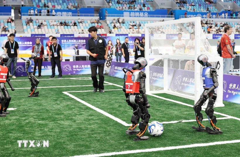Cuộc thi Robot đá bóng diễn ra kịch tính. (Ảnh: Công Tuyên/TTXVN)