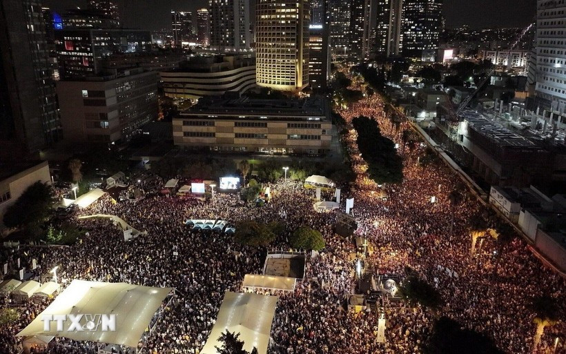 Đám đông khổng lồ người biểu tình tại trung tâm Tel Aviv. (Ảnh TTXVN phát)
