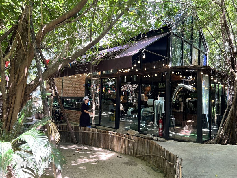 Một quán càphê có thiết bị rang xay để khách hàng tự trải nghiệm ở Thái Lan. (Ảnh: Đỗ Sinh/TTXVN)