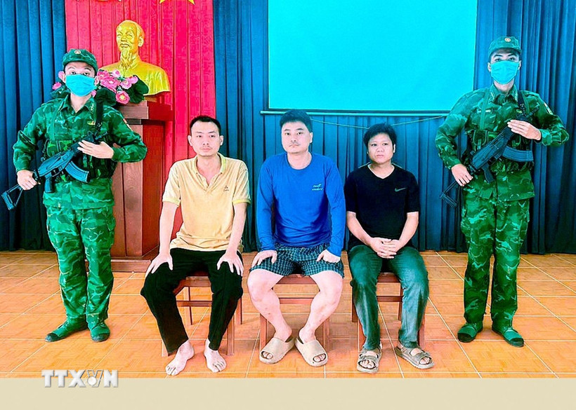 3 đối tượng nước ngoài bị bắt giữ tại Đồn Biên phòng Lò Gò - Bộ đội Biên phòng tỉnh Tây Ninh. (Ảnh: TTXVN phát)