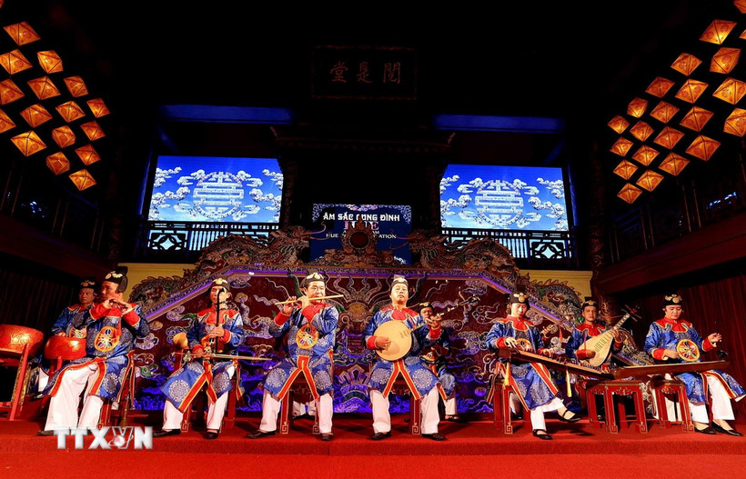 Những điệu Nhã nhạc cung đình được tái hiện, làm sống lại không gian nghệ thuật vàng son một thuở. (Ảnh: Nhật Anh/TTXVN)