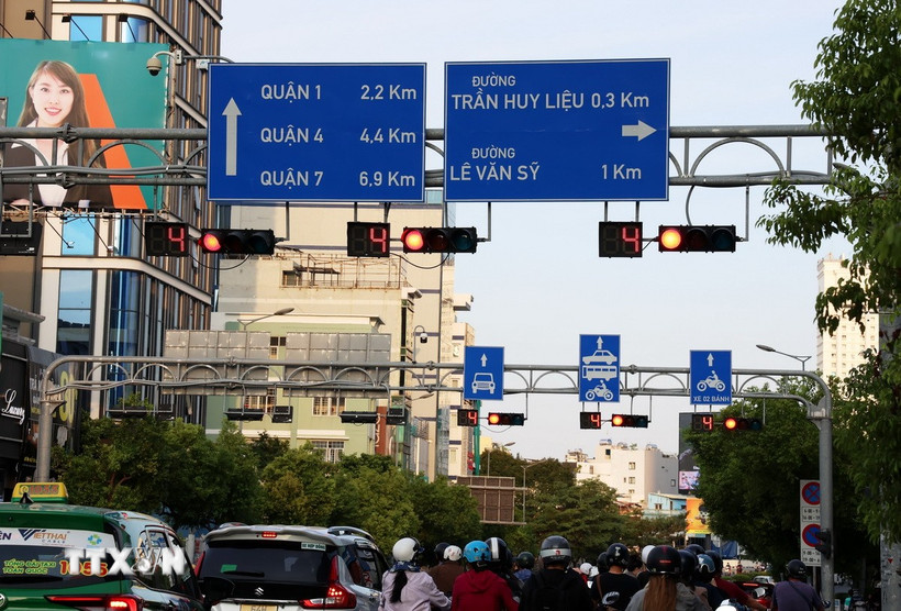 Đèn tín hiệu giao thông đếm thời gian thông thường đang sử dụng ở giao lộ Nguyễn Văn Trỗi - Trần Huy Liệu, quận Phú Nhuận. (Ảnh: Hồng Đạt/TTXVN)