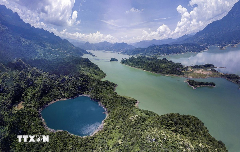 Hồ Mắt Ngọc là một hồ nước riêng biệt có khe nước ngầm kết nối với sông Đà, tuy nhiên nước hồ Mắt Ngọc luôn có màu xanh thẳm khác với màu nước của sông Đà (Hồ Hoà Bình). (Ảnh: Trọng Đạt/TTXVN)