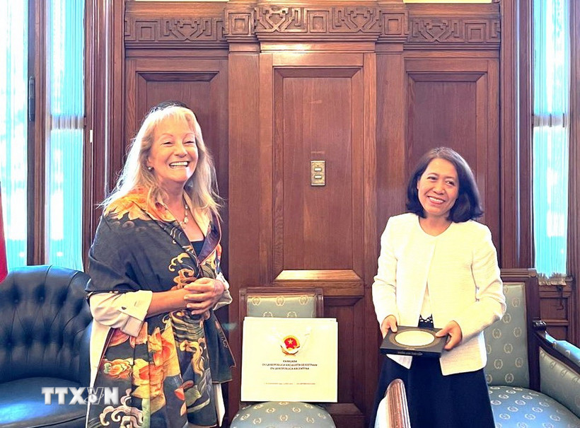 Đại sứ Việt Nam tại Uruguay, Ngô Minh Nguyệt, và Phó Tổng thống đắc cử, Carolina Cosse, chụp ảnh lưu niệm tại trụ sở Quốc hội, ở thủ đô Montevideo (Ảnh: Đại sứ quán Việt Nam tại Argentina)