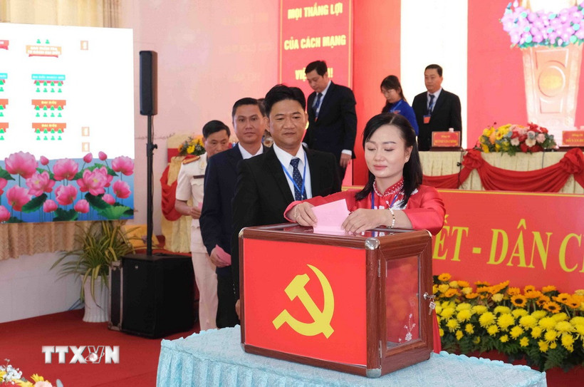 Đại biểu bỏ phiếu bầu Ban chấp hành Đảng bộ phường Hưng Thạnh nhiệm kỳ 2025-2030. (Ảnh: Thanh Liêm/TTXVN)