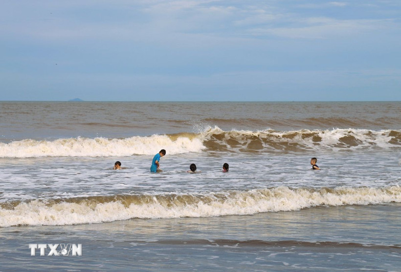 Triều cường dâng cao, sóng lớn có thể nguy hiểm khi tắm biển, nhất là đối với trẻ nhỏ. (Ảnh: Xuân Tiến/TTXVN)