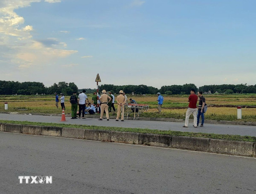 Hiện trường xảy ra vụ tai nạn giao thông nghiêm trọng khiến 2 người thương vong. (Ảnh: TTXVN phát)