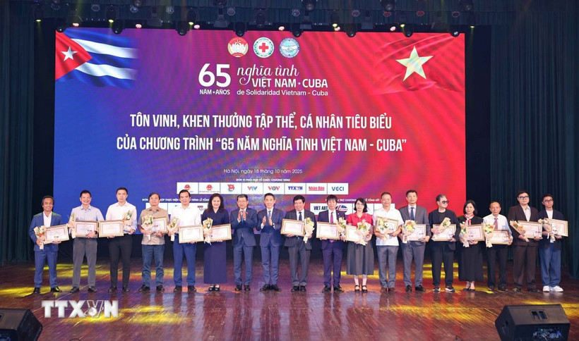 Chương trình vận động ủng hộ nhân dân Cuba “65 năm nghĩa tình Việt Nam-Cuba.” (Ảnh: Thanh Tùng/TTXVN) 