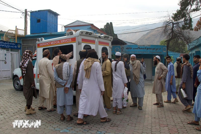 Xe cứu thương chuyển nạn nhân bị thương do động đất tới bệnh viện tại tỉnh Kunar, Afghanistan, ngày 1/9/2025. (Ảnh: THX/TTXVN)