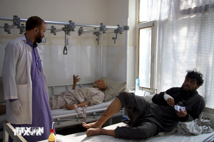 Nạn nhân bị thương trong vụ động đất được điều trị tại bệnh viện ở Kunar, Afghanistan, ngày 1/9/2025. (Ảnh: THX/TTXVN)