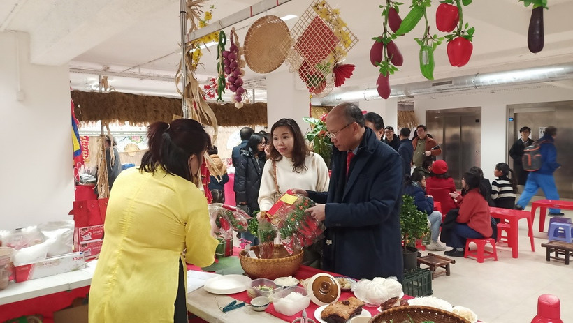 Đại sứ Đinh Toàn Thắng tìm hiểu về sản phẩm của Việt Nam. (Ảnh: Nguyễn Tuyên/TTXVN)