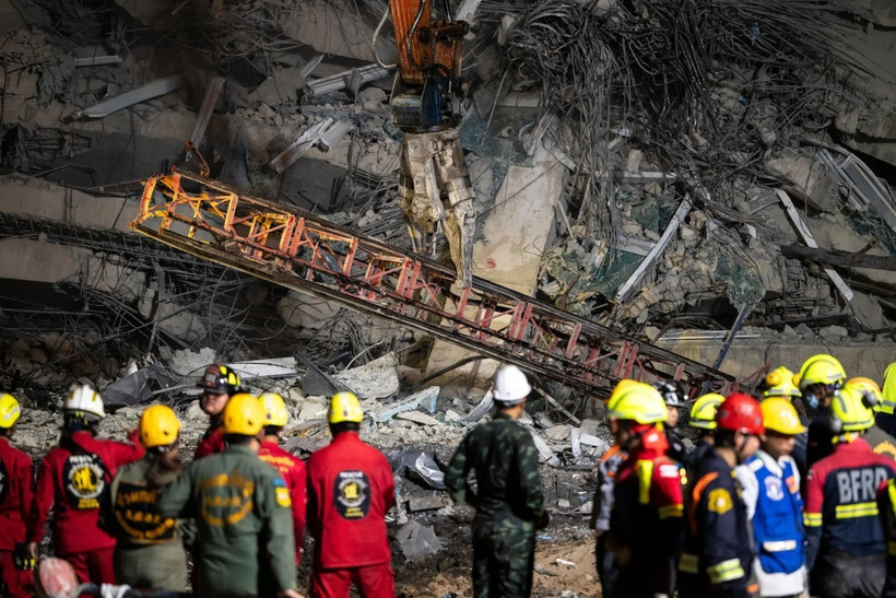 Lực lượng cứu hộ Thái Lan tại hiện trường vụ sụp tòa cao ốc đang xây vì động đất. (Nguồn: New York Times)