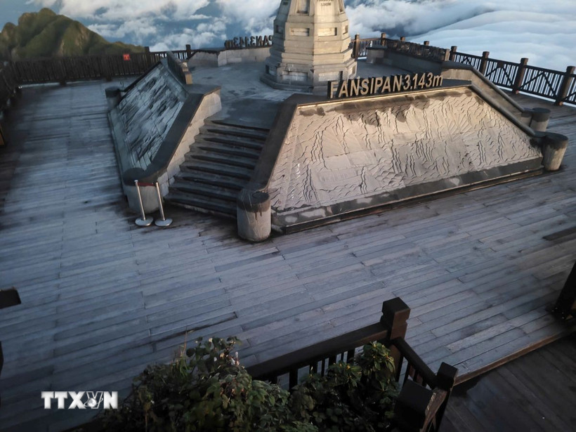 Sương muối phủ một lớp trắng mỏng trên sàn gỗ đỉnh Fansipan, nơi khách du lịch thường ngắm mây. (Ảnh: TTXVN phát)