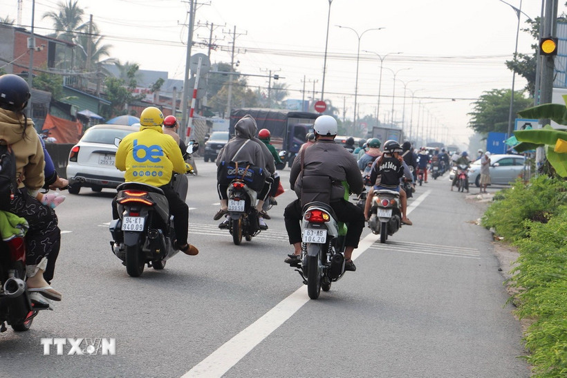 Dòng người và phương tiện từ thành phố Hồ Chí Minh bắt đầu đổ về quê ăn Tết khiến các tuyến đường huyết mạch liên tục xảy ra ùn tắc cục bộ trong những giờ cao điểm. (Ảnh: Minh Trí/TTXVN)