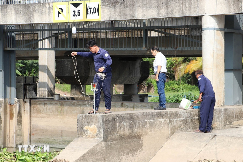 Cán bộ Chi nhánh Thủy nông Cai Lậy – Cái Bè kiểm tra độ mặn trước cống Mười Nén (huyện Cai Lậy). Ảnh: Minh Trí - TTXVN