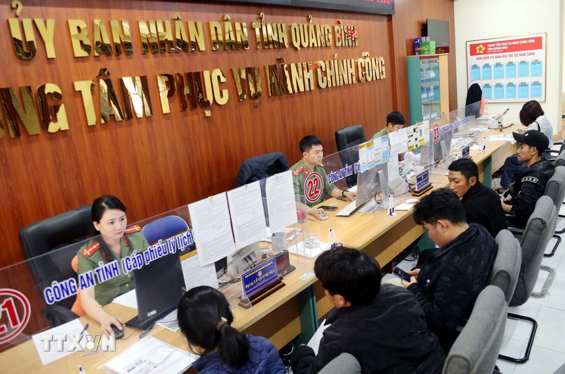 Giải quyết các thủ tục hành chính cho người dân tại Trung tâm phục vụ Hành chính công tỉnh Quảng Bình. (Ảnh: Tá Chuyên/TTXVN)