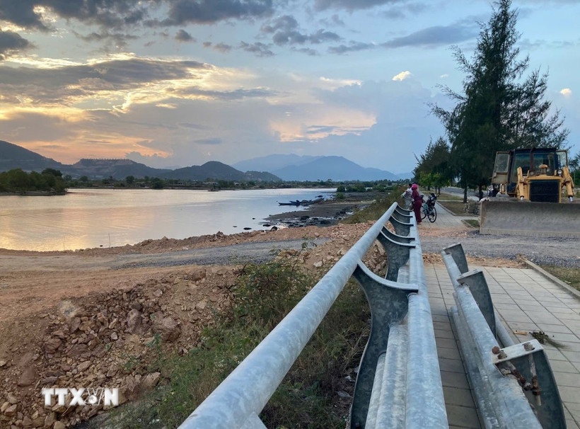Vị trí đấu nối giao thông đi ra sông Quán Trường được Công ty Trách nhiệm hữu hạn Mặt Trời Hạ Long mở để chuyển vật liệu san lấp mặt bằng, lấn sông Quán Trường ở phường Nam Nha Trang. (Ảnh: TTXVN phát)